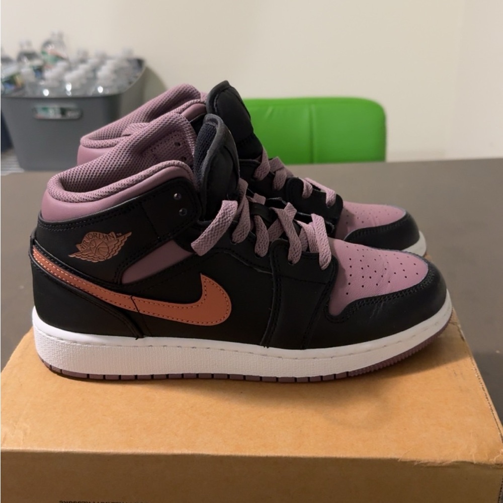 Jordan Kids Sneakers Black and Purple - Picture 2 of 7